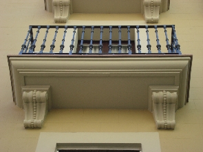 Balcón acabado con morteros a la cal mediante moldes para lograr el mismo acabado original y repetando las gárgolas.